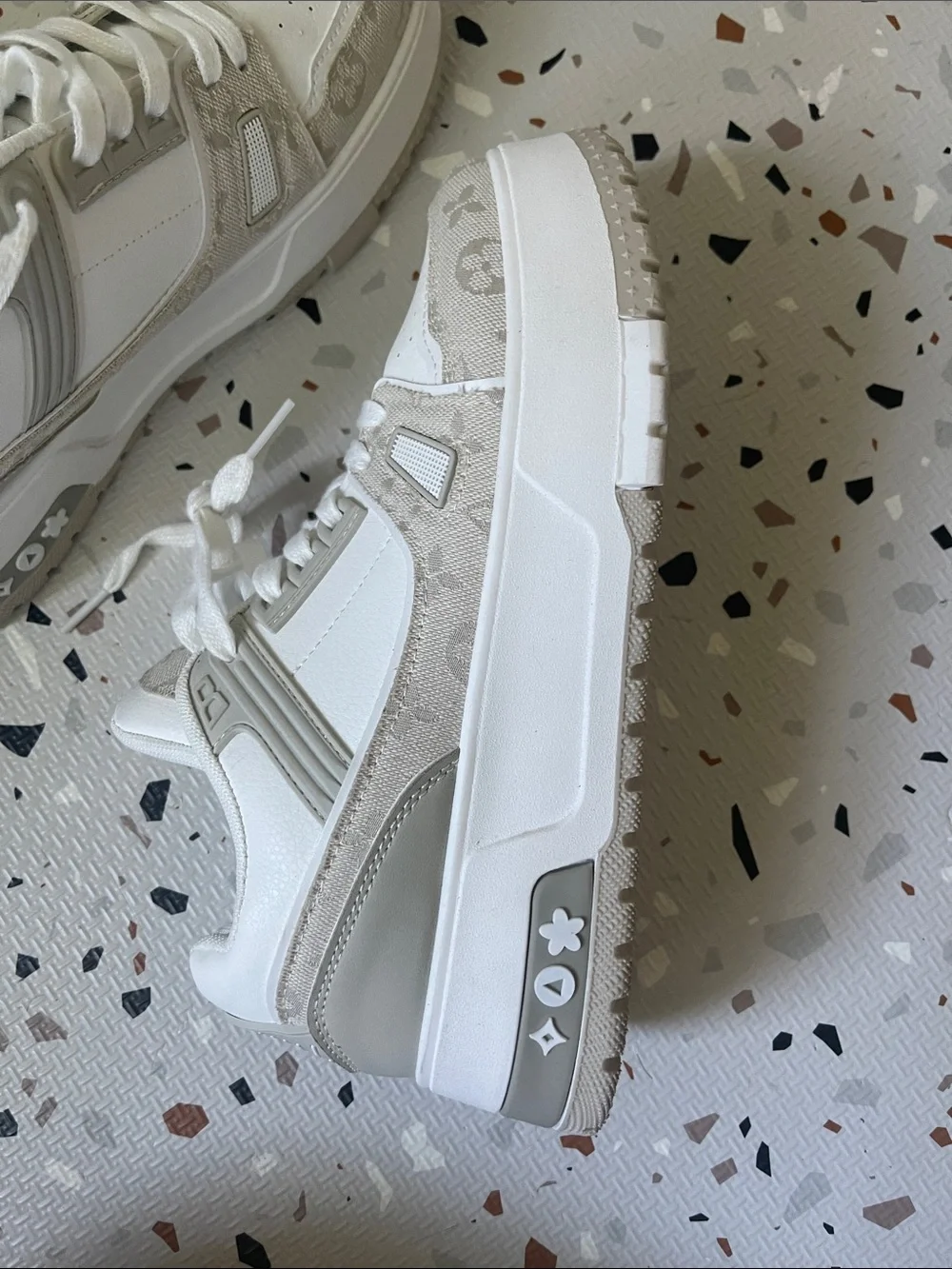 Women’s Low-Top Fashion Sneakers in White and Beige